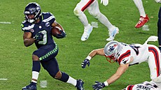 Kenneth Walker ze Seattlu Seahawks (vlevo) ve finále Super Bowlu