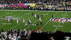 Momentka ze Super Bowlu mezi Seattlem Seahawks (v tmavém) a New England Patriots