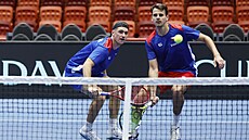 Deblisté Petr Nouza (vpravo) a Patrik Rikl trénují p�ed daviscupovým utkáním se...