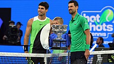 Carlos Alcaraz (vlevo) a Novak Djokovi� pózují p�ed vzájemným st�etem ve finále...