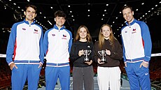 Vít�zky juniorské �ty�hry na Australian Open Alena (vpravo) a Jana Kova�kovy...