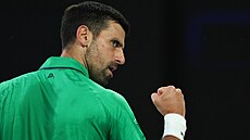Novak Djokovi� se hecuje ve finále Australian Open.
