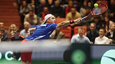 Patrik Rikl se natahuje po mí�i v daviscupovém utkání se �védskem.