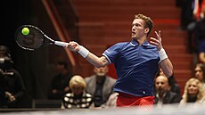 Ji�í Lehe�ka hraje forhend v daviscupové kvalifikaci proti �védsku.