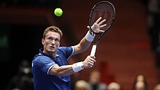 Ji�í Lehe�ka hraje bekhend v daviscupové kvalifikaci proti �védsku.