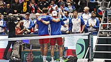 Petr Nouza (vlevo) a Patrik Rikl slaví zisk rozhodujícího bodu v daviscupovém...