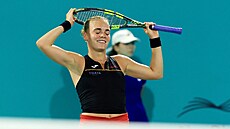 Sára Bejlek slaví zisk titulu na turnaji v Abú Zabí.