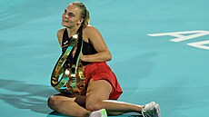 Sára Bejlek pózuje s trofejí pro vít�zku turnaje v Abú Zabí.