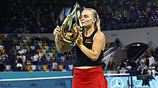 Sára Bejlek pózuje s trofejí pro vít�zku turnaje v Abú Zabí.