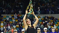 Sára Bejlek pózuje s trofejí pro vít�zku turnaje v Abú Zabí.