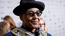 Herec Giancarlo Esposito, dr�itel ceny Emmy.