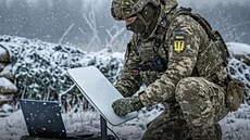 Ukrajinský voják p�ipravuje p�ipojení terminálu Starlink