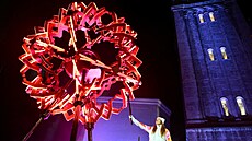 Sofia Goggiová zapaluje olympijský ohe� v Cortin�.