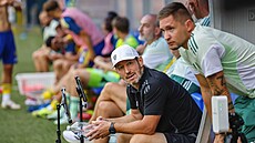 Zlínský trenér Bronislav �ervenka a video analytik Luká� �elezník.