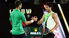 Novak Djokovi� gratuluje svému p�emo�iteli Carlosi Alcarazovi ve finále...