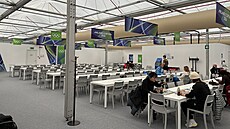 Jídelna v olympijské vesnici v Cortin�.