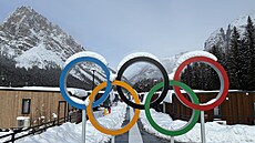 Záti�í s p�ti kruhy v olympijské vesnici v Cortin�.