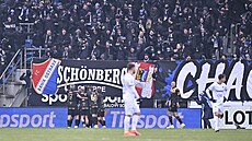 Ostrav�tí hrá�i slaví se svými fanou�ky druhý gól na Slovácku.