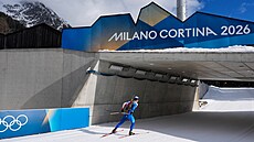 Biatlonista projí�dí areálem v Anterselv� b�hem tréninku.