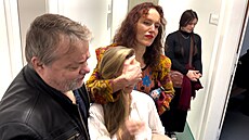 Ob�alovaná Sára Saudková (v barevných �atech) dr�í svou rivalku a po�kozenou...