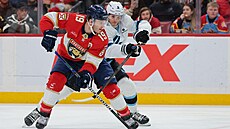 Matthew Tkachuk v akci proti Utahu.
