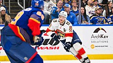Matthew Tkachuk v akci proti St. Louis.