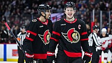 Brady Tkachuk (vpravo) a Dylan Cozens b�hem utkání s New Jersey.