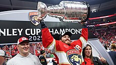 Matthew Tkachuk se Stanley Cupem, vedle n�j jeho mlad�í bratr Brady.