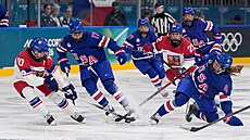 �eské hokejistky v akci v úvodním duelu olympijského turnaje proti Ameri�ankám.