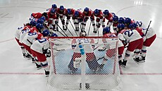 �eské hokejistky p�ed úvodním zápasem olympijského turnaje proti Ameri�ankám.