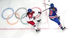 �eská hokejistka Natálie Mlýnková stíhá Lee Steckleninovou.