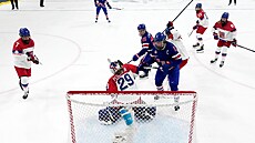 Americké hokejistky se radují z prvního gólu proti �esku.