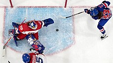 Klára Peslarová zasahuje proti �anci americké hokejistky Hannah Bilkaové.