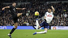 Dominic Solanke akrobaticky skóruje v utkání s Manchesterem City.