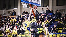 Ústecký David �ikla se sna�í zablokovat Kevina Týmla.
