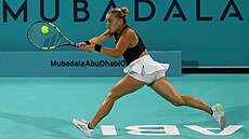 �eská tenistka Sára Bejlek v akci v semifinále turnaje v Abú Zabí.