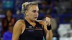 �eská tenistka Sára Bejlek se povzbuzuje b�hem  semifinále turnaje v Abú Zabí.