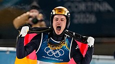 N�mecký skokan na ly�ích Philipp Raimund se raduje ze zlaté medaile na st�edním...