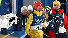 N�mecký skokan na ly�ích Philipp Raimund se raduje ze zlaté medaile na st�edním...