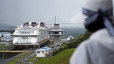 Výletní lo� Disney Adventure absolvuje svou první plavbu Panamským pr�plavem....