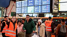 Lidé se ptají na sm�r a jízdní �ády vlak� na nádra�í, proto�e kv�li celostátní...