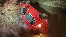 Auto skon�ilo v koryt� �eky Nisy v Liberci.