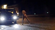 Nahá �ena pod vlivem drog blokovala dopravu