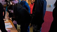 Stovka nespokojených u�itel� a rodi�� vyzvala �editele Neorala k rezignaci