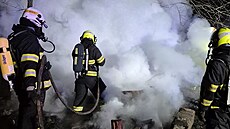 Tragický po�ár unimobu�ky v obci Provodov na Zlínsku si vy�ádal jednu ob�. (6....