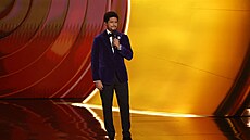 Moderátor Trevor Noar na udílení Grammy, 1. února 2026