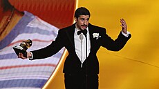 Bad Bunny se stal dr�itelem Grammy za album roku (Los Angeles, 2. února 2026),