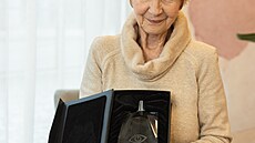 Here�ka Daniela Kolá�ová p�ebírá  Cenu TýTý Týdeníku Televize za celo�ivotní...