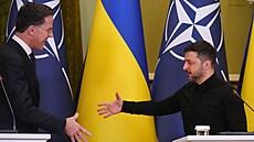 Generální tajemník NATO Mark Rutte s ukrajinským prezidentem Volodymyrem...
