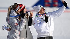 Zlatá medailistka Zuzana Mad�rová z týmu �eska, st�íbrná medailistka Sabine...